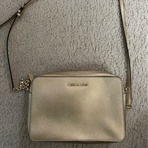 NWOT Michael Kors Jet Set Large Saffiano Leather Crossbody Bag Gold